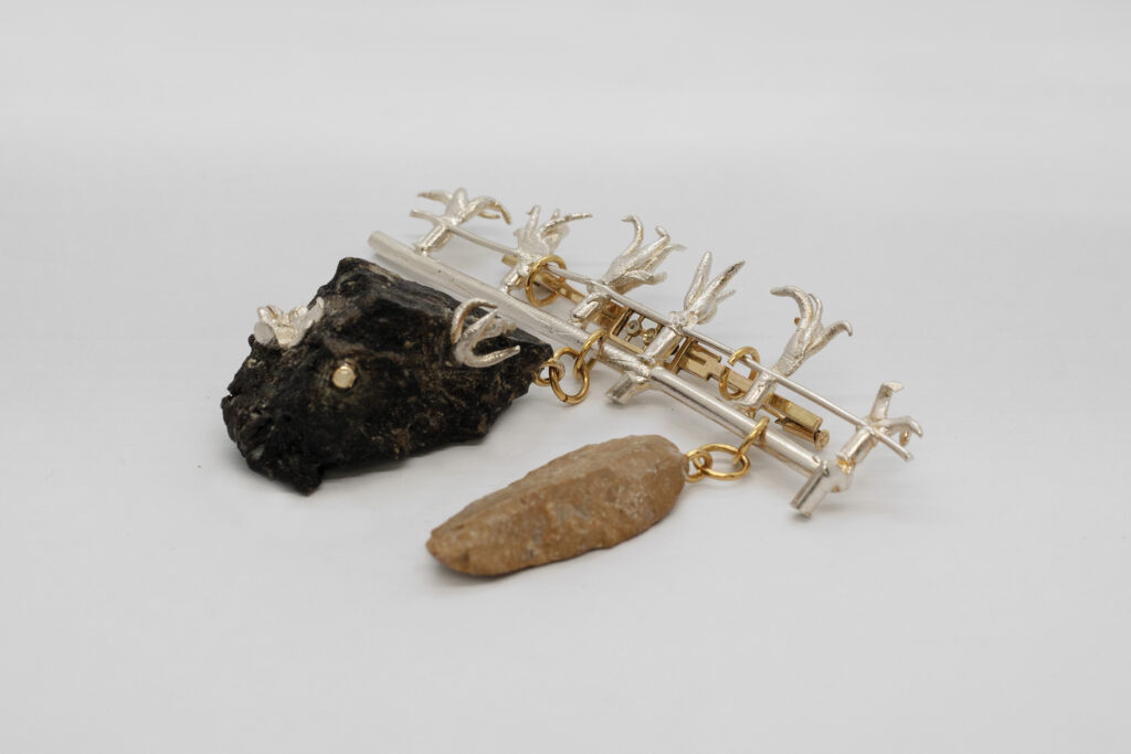 Broach 00025 — view 3